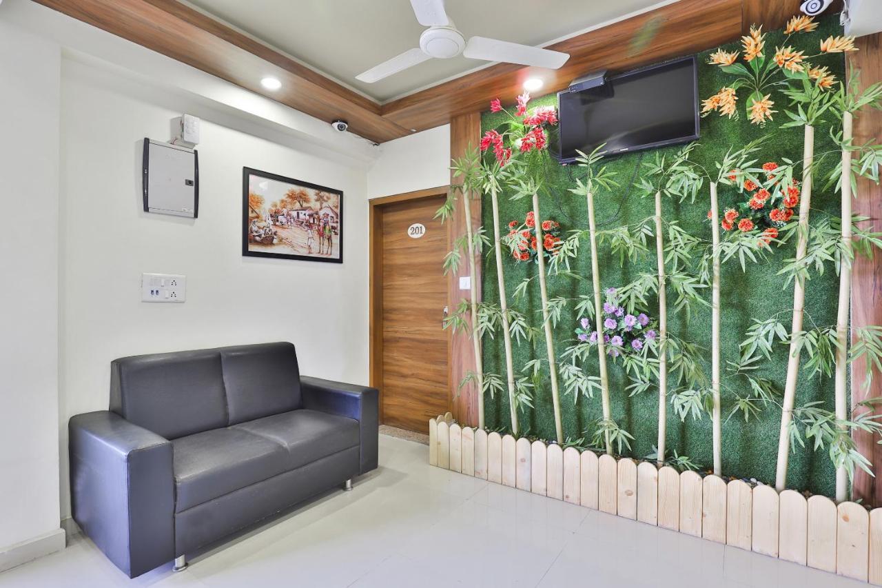 Oyo 15417 Red Rose Ahmedabad Exterior photo